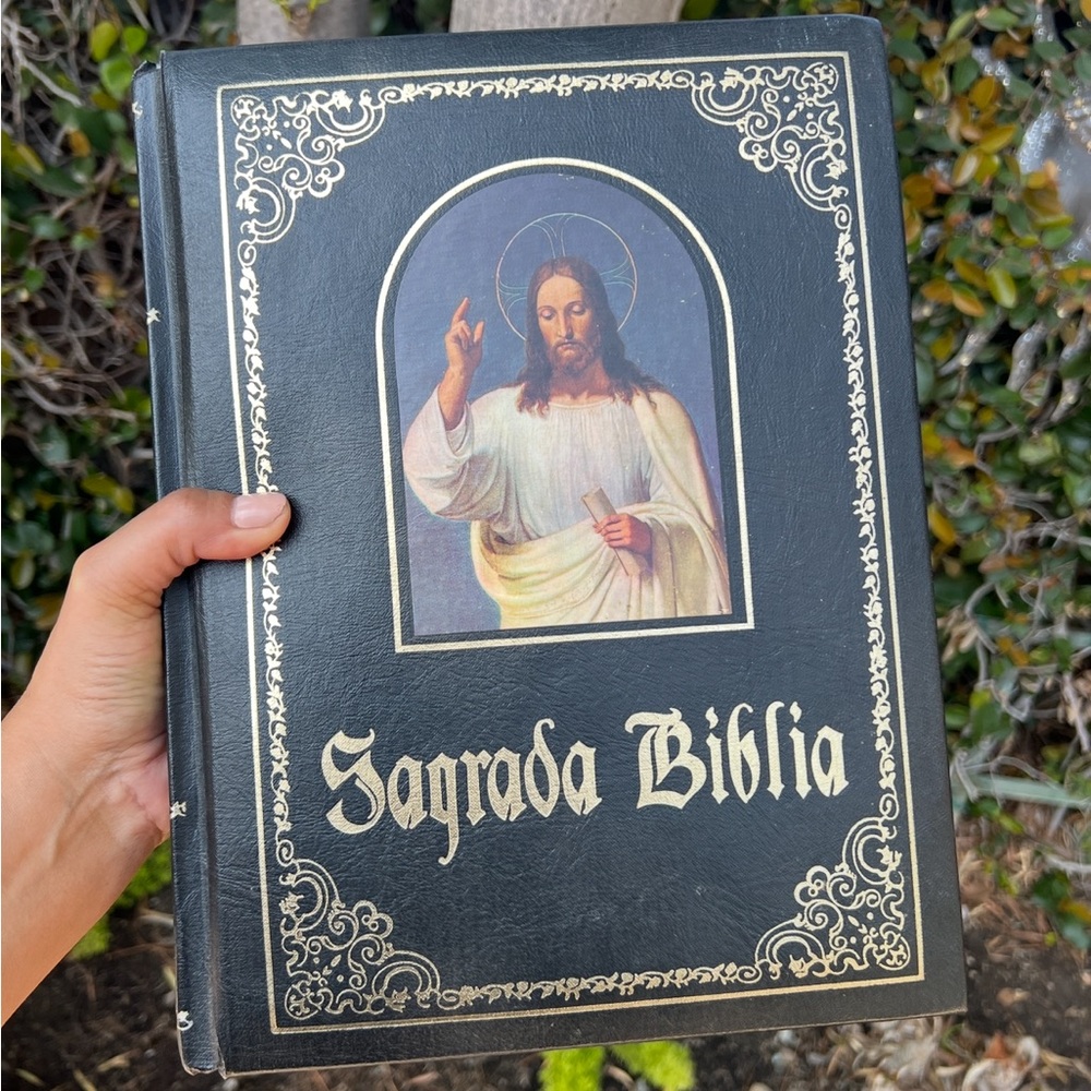 Vintage Sagrada Biblia with Jesus Image
